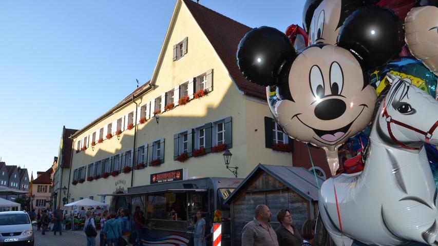 Hoher Besuch: Auch Micky Maus ließ sich vor dem Gunzenhäuser Rathaus sehen.