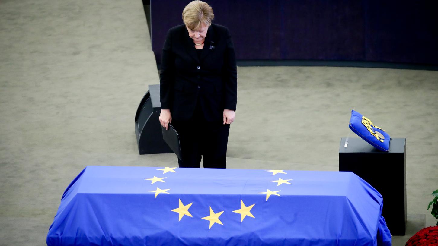 Verneigte sich vor dem Altkanzler: Angela Merkel am Sarg des Altkanzlers.
