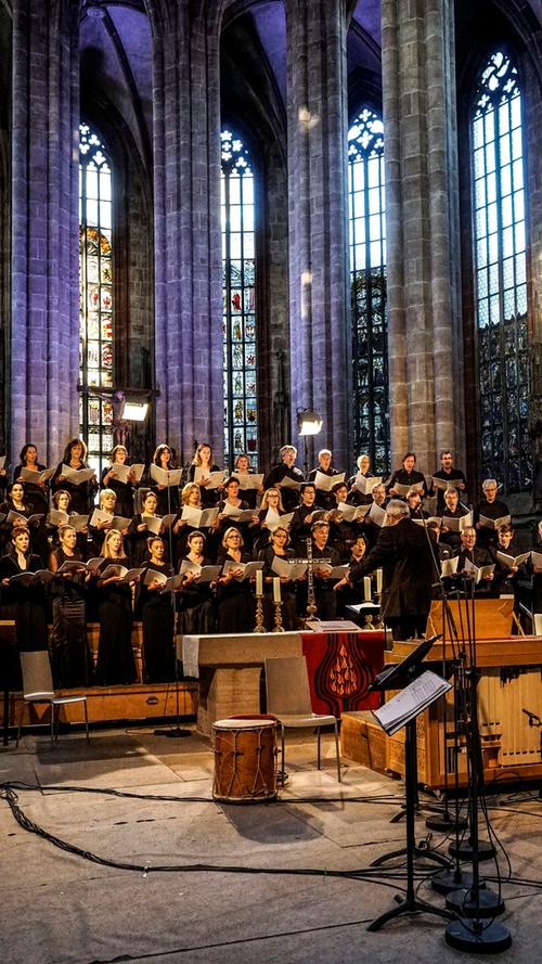 Die ION lebt von den Menschen, die sie gestalten - auf und hinter der Bühne. Der Chor des Bayerischen Rundfunks beim Eröffnungskonzert in der Sebalduskirche.