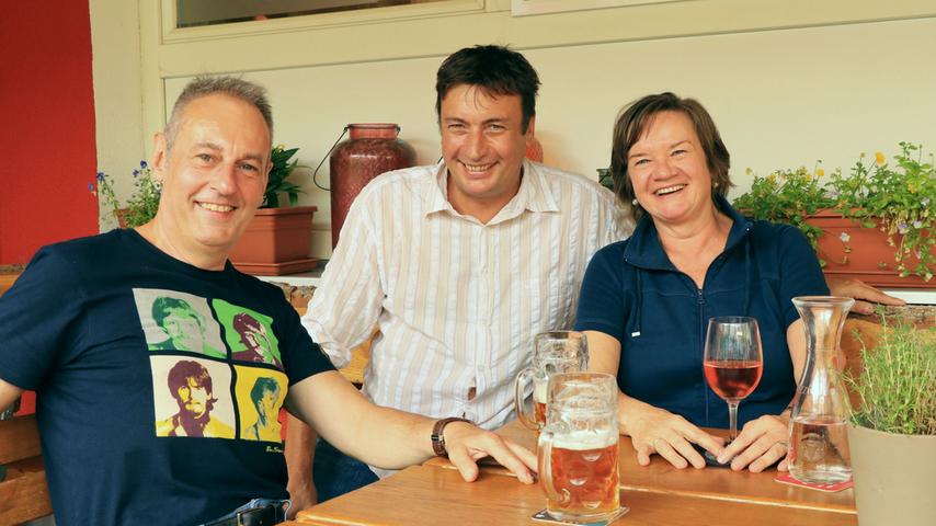 Regional und saisonal lautet das Credo im Gasthaus Max in der Nürnberger Nordstadt. Das vielseitige Essen ist auch der Grund, warum Wolfgang (links) und Katrin Bickel (rechts) dem gemütlichen Lokal in der Rollnerstraße ein bis zwei Mal pro Woche einen Besuch abstatten. Bei schönem Wetter bevorzugt das Paar den ruhig gelegenen Biergarten. Wirt Peter Krug (Mitte) gesellt sich gerne mal dazu. "Ich esse hier oft Fisch oder vegetarische Gerichte", erklärt Katrin Bickel. Ihr Mann bevorzugt das Roastbeef und dazu ein kühles Landbier. Auch Fußballfans kommen im "Max" auf ihre Kosten: Im Sommer werden EM und WM auf einer Leinwand übertragen.