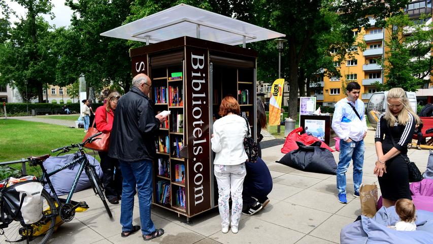 Mit der Buchmarktschau in der Adenaueranlage endete das Literaturfest LESEN!