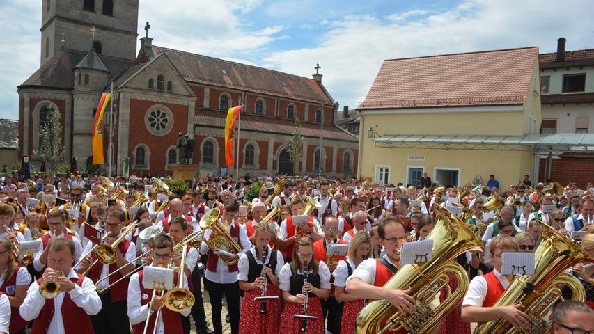 Ein tolles Bild: 500 Musikerinnen und Musiker am Dorfplatz von Heroldsbach.