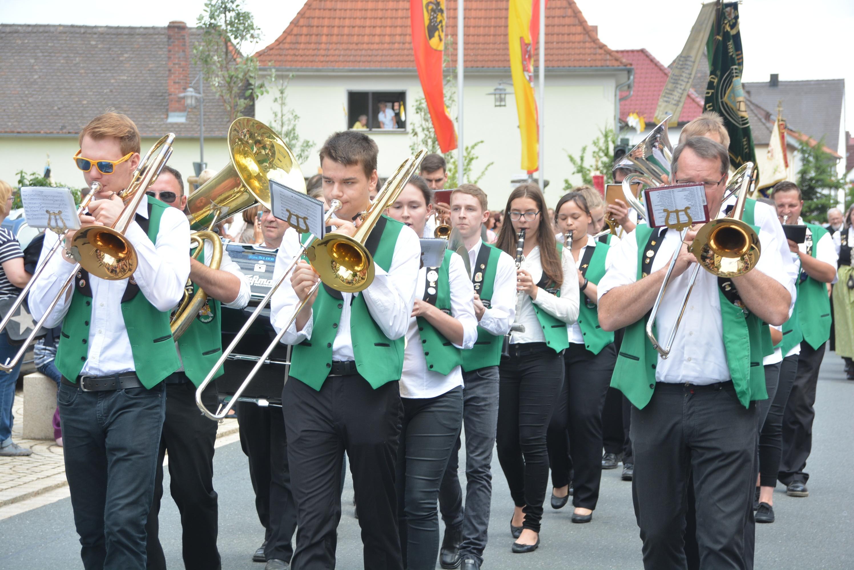 Großer Festzug: 40 Jahre Musikverein Heroldsbach | Nordbayern