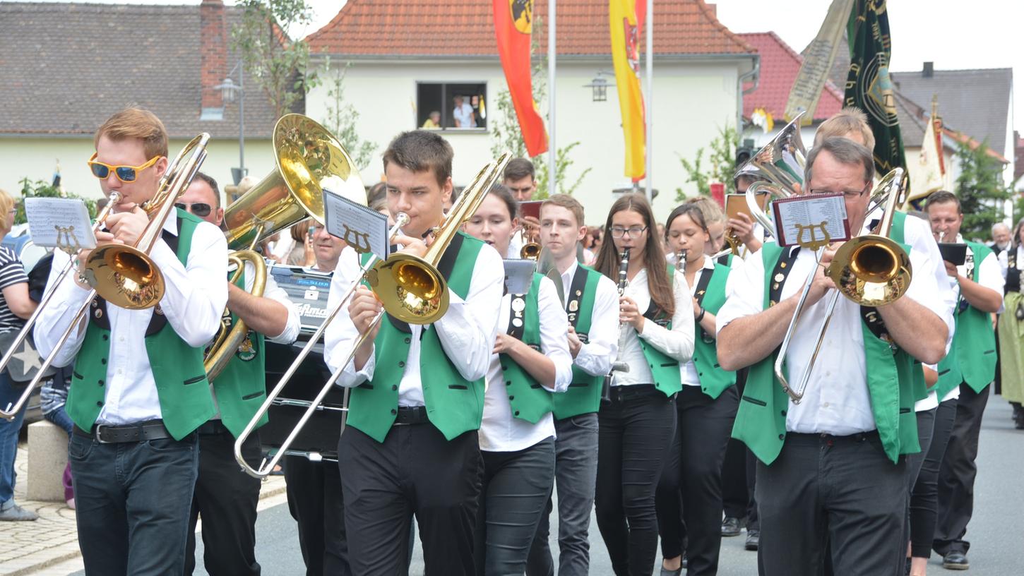 Über 500 Musiker nahmen am festlichen Umzug zum 40. Geburstag des Musikvereins Heroldsbach teil.