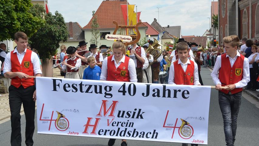 Happy Birthday "Musikverein Heroldsbach" - 40. Geburtstag. Der Jubelverein führte den großen Festzug durch die Großgemeinde an.
