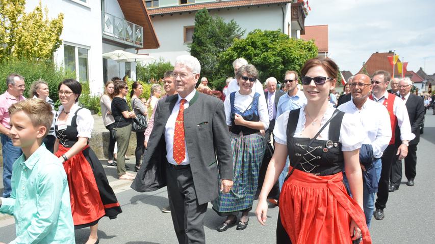 Vorstandschaft, Schirmherr Graf Hanfried von Bentzel (grauer Anzug) und Ehrengäste im gesonderten Block