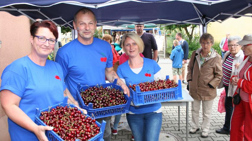 Anja und Wilhelm Wechsler boten verschiedene Sorten Kirschen an, Bianca Ulfig als Freundin des Hauses half gerne beim Verkauf (von links).
