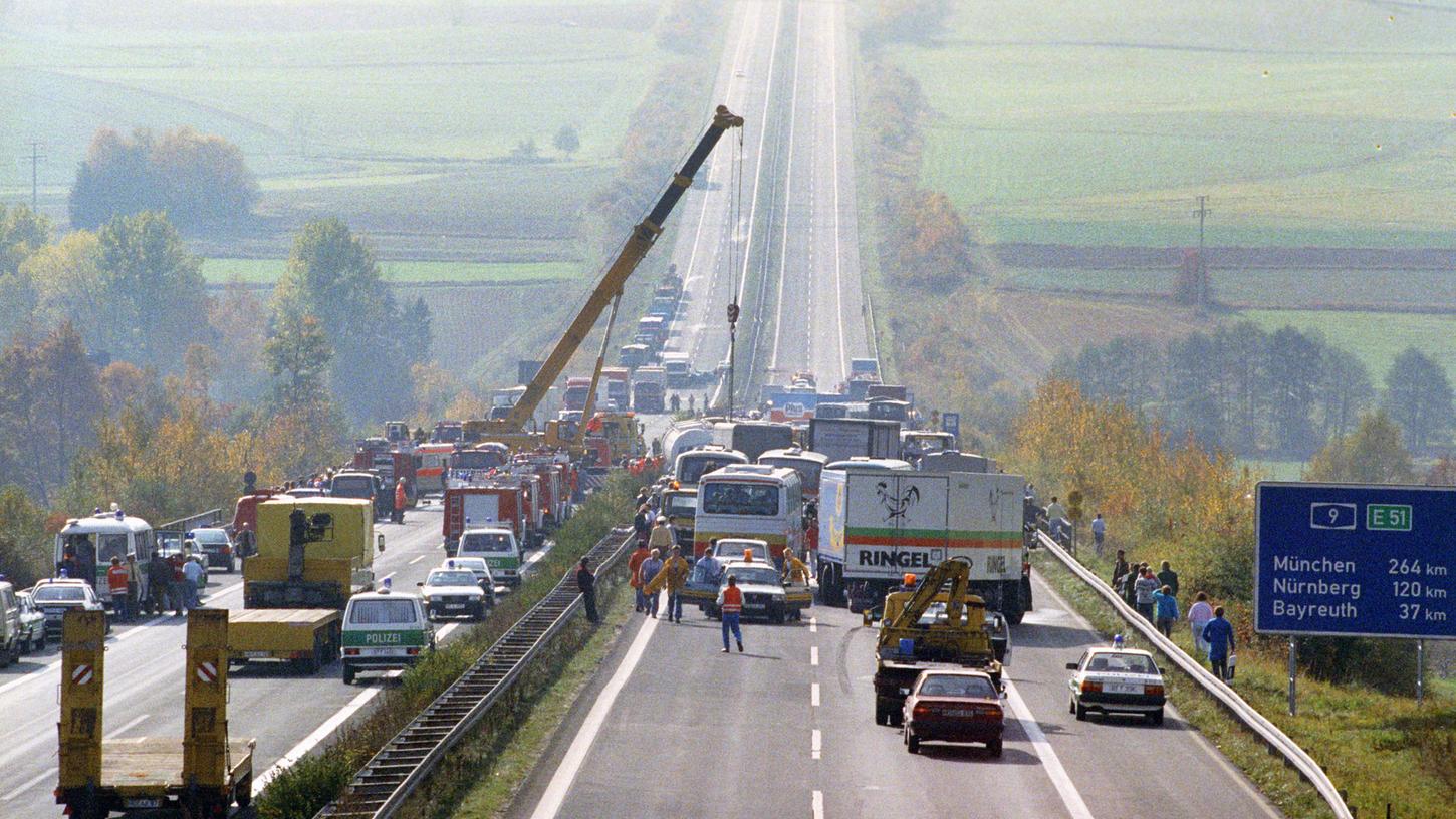 Die Unfallstelle auf der Autobahn 9 Berlin-Nürnberg im Oktober 1990 in der Nähe von Münchberg: Hundert Fahrzeuge waren dort bei dichtem Nebel ineinandergekracht.