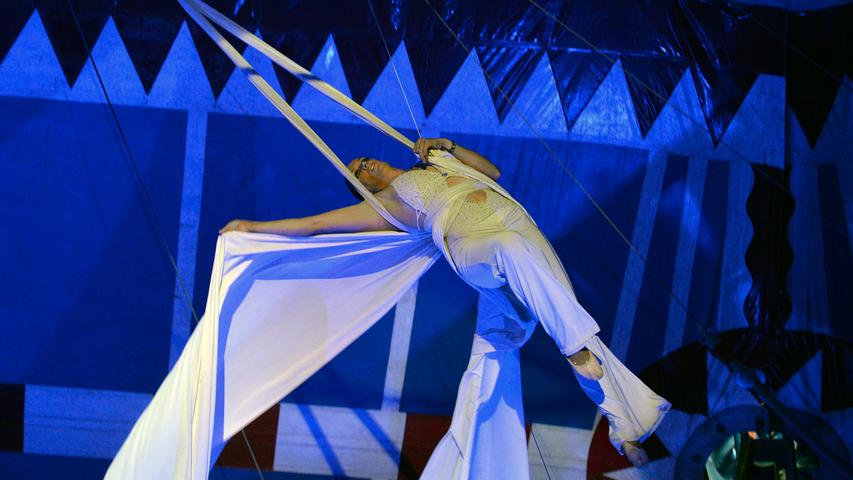 [GRUNDTEXT]Die talentierten Akrobaten zeigen beeindruckende Stücke am eleganten Tuch, im Reif oder an der Stange, alles in luftiger Höhe unter dem Zeltdach, ohne Netz.