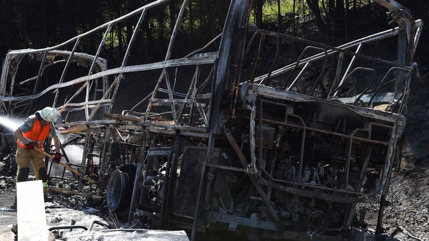 Nach tödlichem Brand auf A9: Unglücks-Bus wird abtransportiert