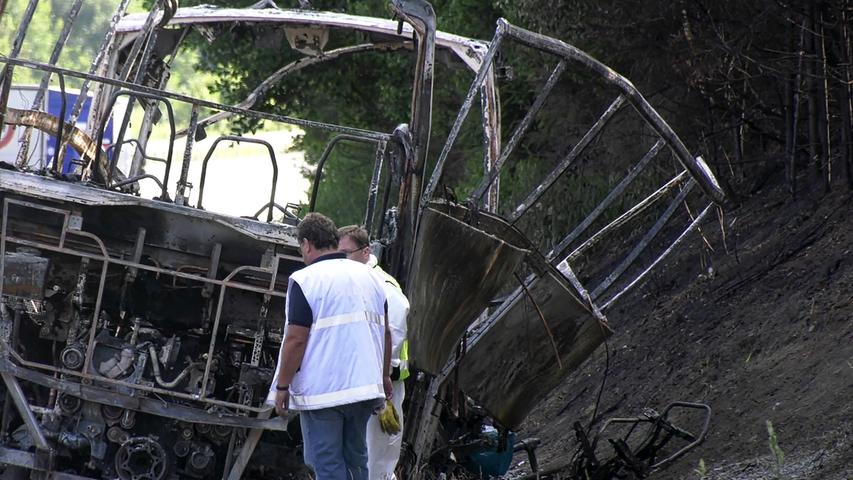 Nach tödlichem Brand auf A9: Unglücks-Bus wird abtransportiert