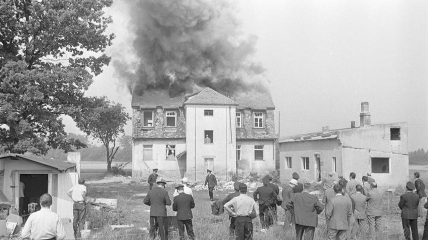 Bei einem wissenschaftlichen "Abbrandversuch" an einem freistehenden Haus stellte sich heraus, dass Brandstiften gar nicht so einfach ist.  Hier geht es zum Kalenderblatt vom 6. Juli 1967: Wissenschaftliche "Brandstiftung"