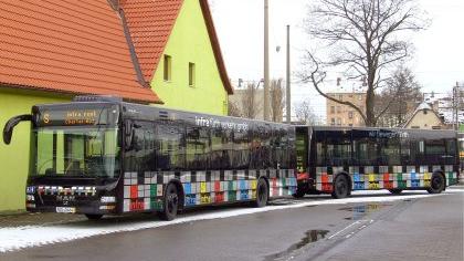 Einer der drei Buszüge, die ab Februar auf allen Linien im Fürther Stadtgebiet eingesetzt werden sollen. Mit 23 Metern Länge setzen sie neue Maßstäbe. Einer der drei Buszüge, die ab Februar auf allen Linien im Fürther Stadtgebiet eingesetzt werden sollen. Mit 23 Metern Länge setzen sie neue Maßstäbe.
