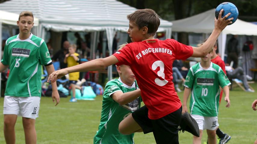 Großer Wurf auf dem Rasen: Handball-Turnier in Puschendorf