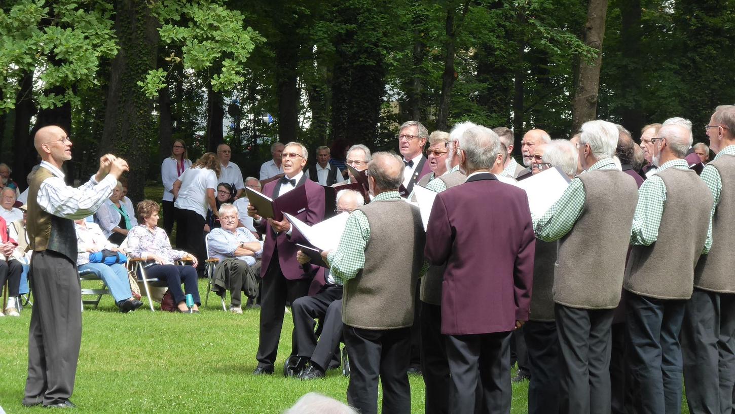 Das traditionelle Stadtparksingen begeisterte rund 500 Zuhörerinnen und Zuhörer.