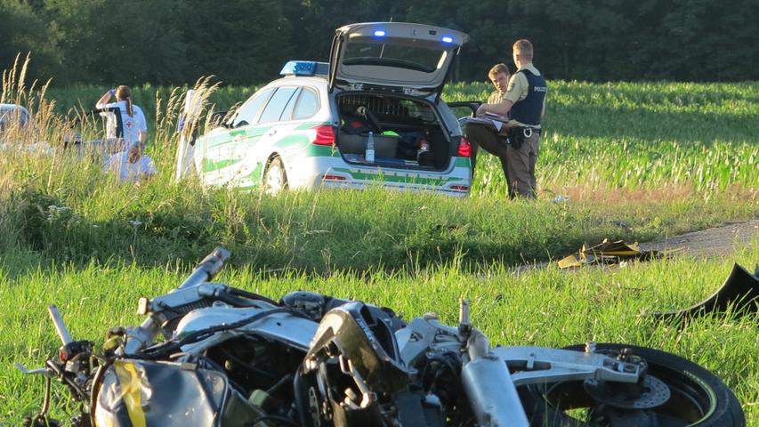 Bei einem schweren Verkehrsunfall ist am Dienstagabend nahe Gunzenhausen ein junger Mann tödlich verletzt worden.
