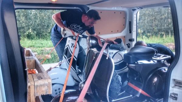 Gut festzurren! Für den ersten Teil der Reise werden die alten Roller in Kleinbussen verladen. Zehn Freunde aus Nürnberg und Schwabach haben sich einen Traum erfüllt: Mit ihren historischen Vespas über Alpenpässe quer durch Südtirol und das Trentino an den Gardasee zu fahren. Die Landschaft ist grandios, das Erlebte bleibt unvergessen.