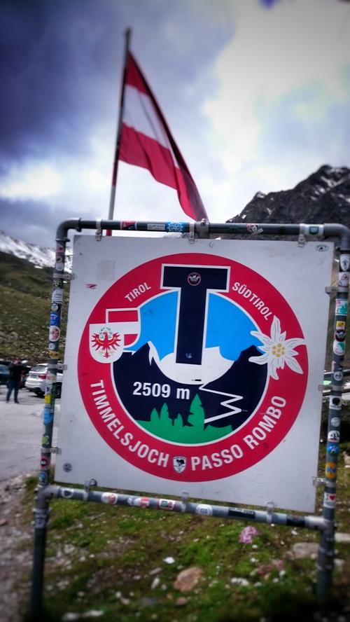 Der Pass zwischen Tirol und Südtirol gilt mit 2509 Höhenmetern als einer der höchsten der Alpen. Die Luft ist schon so dünn, dass die Roller fetter gefahren werden müssen als sonst.