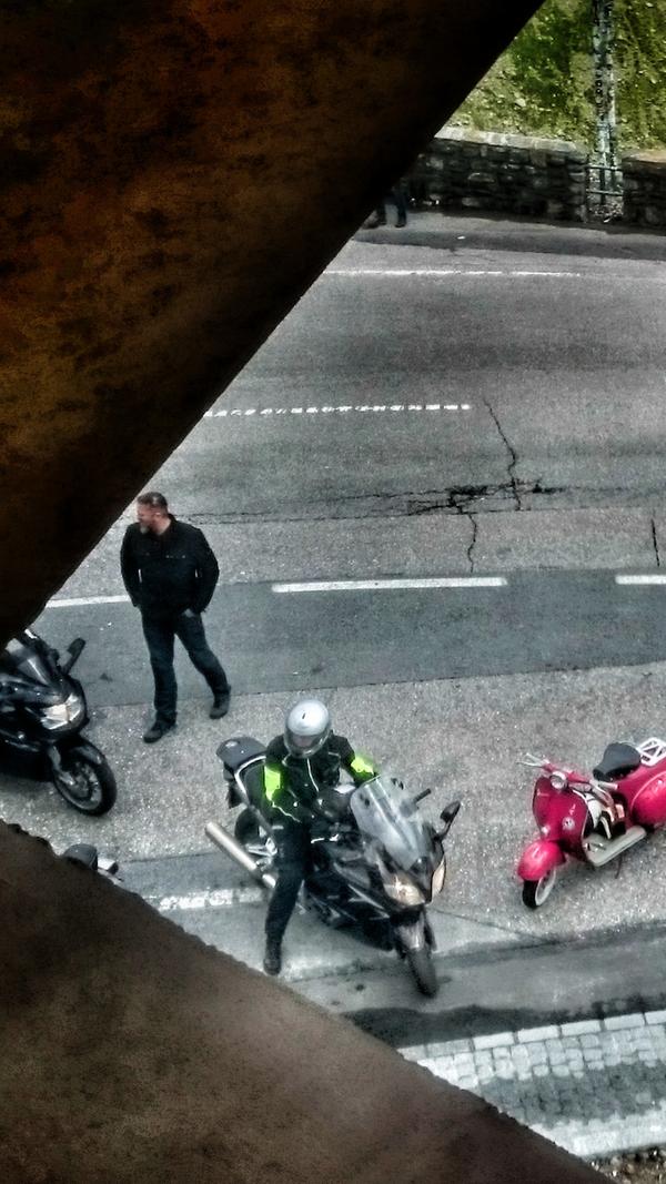 Oben stehen zahllose Motorräder. Dazwischen die Vespa von 1961 mit 177ccm und rund zwölf PS - einem leichten Tuning. Eigentlich hätte sie nur 125ccm und 4 PS. So war es für sie aber kein Problem, den Pass zu erklimmen. Ist übrigens alles in den Papieren eingetragen.