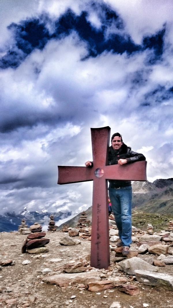 Ein Stückchen weiter steht dieses Kreuz - die umliegenden Berge sind noch höher.