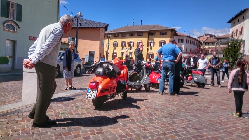 Dann endlich die große Tour an den Gardasee. Nach dem Gampenpass geht's ins trentinische Fondo - plötzlich ist man nach Südtirol auf einer richtigen italienischen Piazza, die Bewohner bestaunen die Rollergruppe aus Franken.