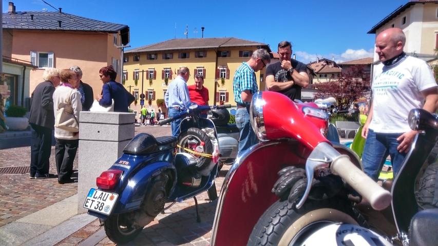 Dann endlich die große Tour an den Gardasee. Nach dem Gampenpass geht's ins trentinische Fondo - plötzlich ist man nach Südtirol auf einer richtigen italienischen Piazza, die Bewohner bestaunen die Rollergruppe aus Franken.