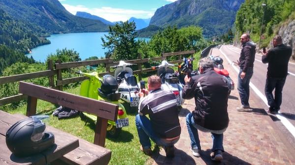 Auf halber Strecke liegt der Molveno-See.