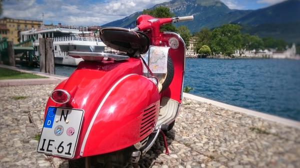 Am Ziel: Die Hoffmann-Vespa von 1961 steht am Ufer des Gardasees.