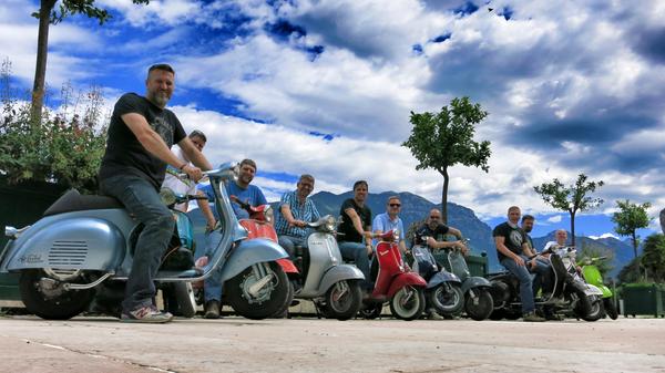 Die zehn Vespafahrer aus Franken schießen das Beweis-Gruppenfoto.