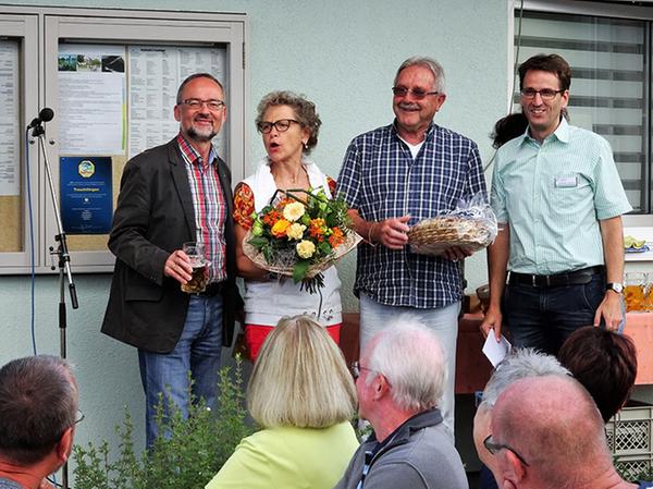 Christoph Schmitz (rechts) und Werner Baum (links) ehrten die beiden Dauerbesucher Klaus Storch und Barbara Erhard aus München. Christoph Schmitz (rechts) und Werner Baum (links) ehrten die beiden Dauerbesucher Klaus Storch und Barbara Erhard aus München.