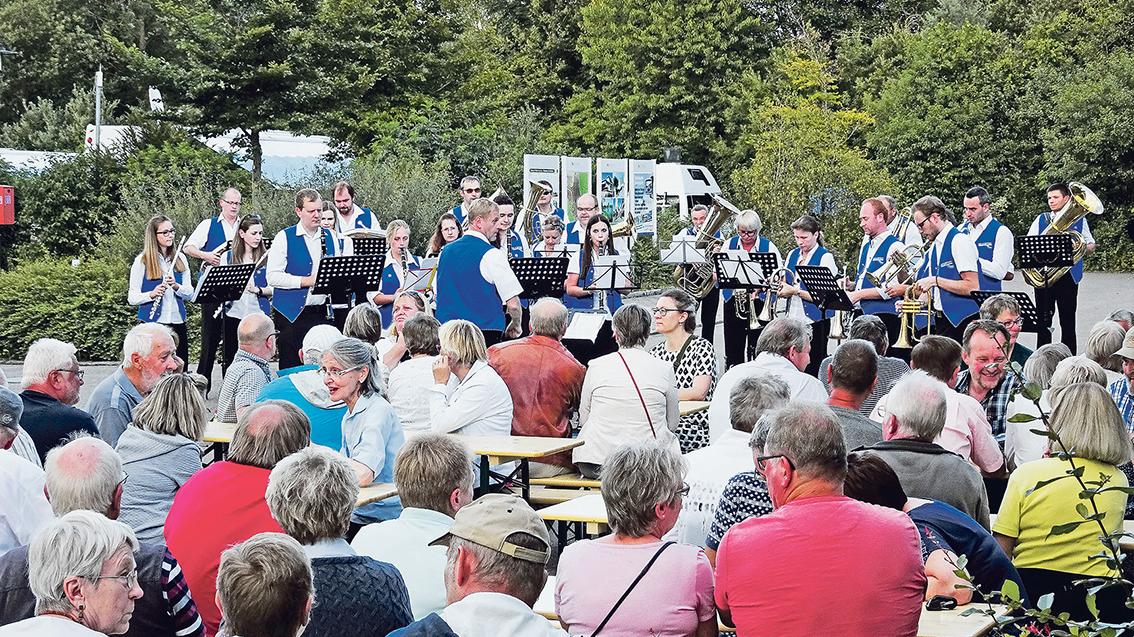 Zur Musik der Stadtkapelle feierten Bürger und Besucher den zehnten Geburtstag des Stellplatzes. Zur Musik der Stadtkapelle feierten Bürger und Besucher den zehnten Geburtstag des Stellplatzes.