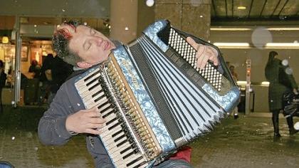 Porträt eines Straßenmusikers: Akkordeonspieler Ivan Hajek Porträt eines Straßenmusikers: Akkordeonspieler Ivan Hajek