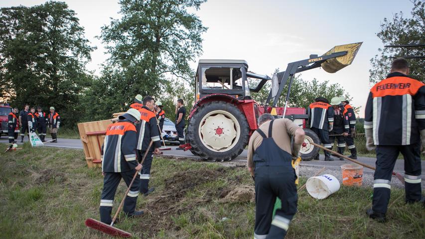 In Gegenverkehr geraten: Auto stößt bei Heglau mit Traktor zusammen