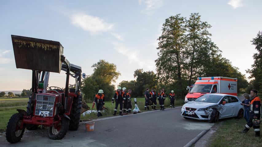 In Gegenverkehr geraten: Auto stößt bei Heglau mit Traktor zusammen