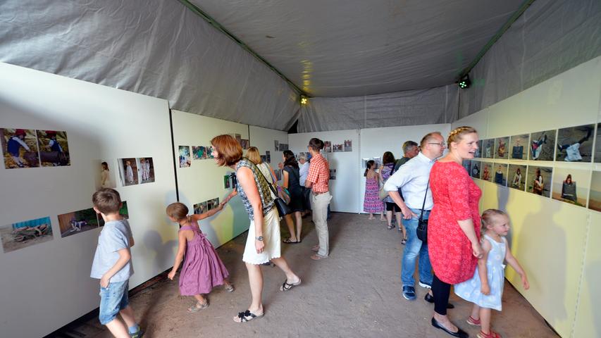 Alle Räume des ehemaligen Bauernhofs samt Scheune werden für die Ausstellung genutzt.