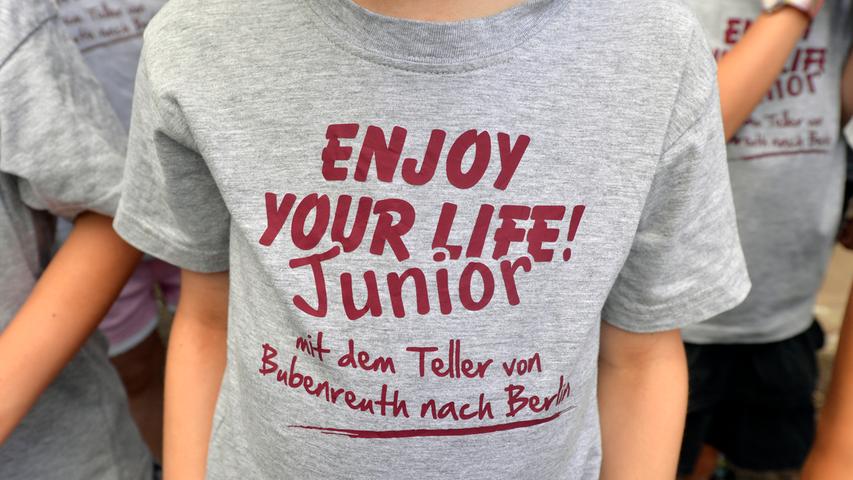 Die Grundschüler haben für die Aktion eigene T-Shirts bekommen.