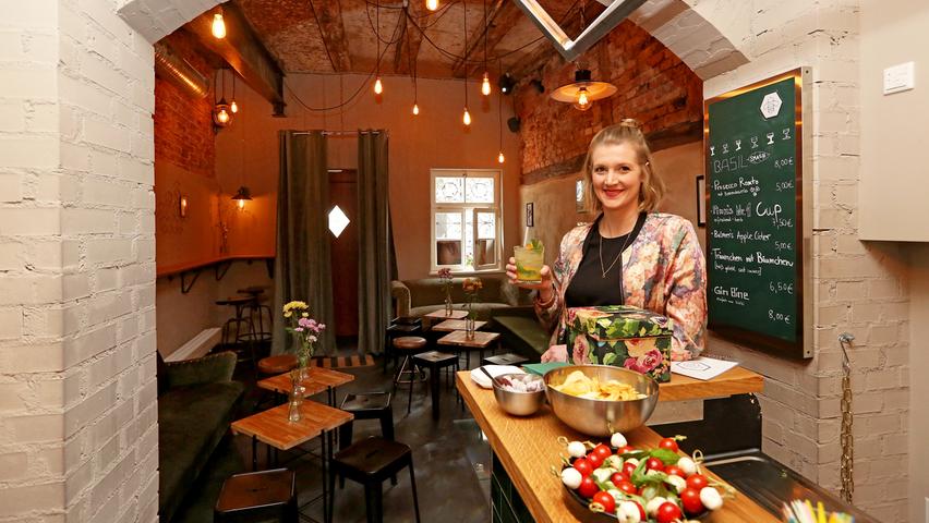 Die Bar Biene erinnert sehr an ein Wohnzimmer. Sofas, eine Bar in Kachel-Optik und selbst geschweißte Lampen. Dazu bietet das gemütliche Etablissement in der Hinteren Ledergasse 25 seinen Gästen ein breites Repertoire aus Cocktails, besonders empfehlenswert - der "Gin Tonic". Die Bar Biene erinnert sehr an ein Wohnzimmer. Sofas, eine Bar in Kachel-Optik und selbst geschweißte Lampen. Dazu bietet das gemütliche Etablissement in der Hinteren Ledergasse 25 seinen Gästen ein breites Repertoire aus Cocktails, besonders empfehlenswert - der "Gin Tonic".