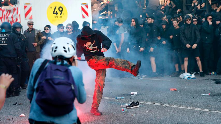 Steine und Pyro bei Anti-G20-Demo: Polizei setzt Wasserwerfer ein