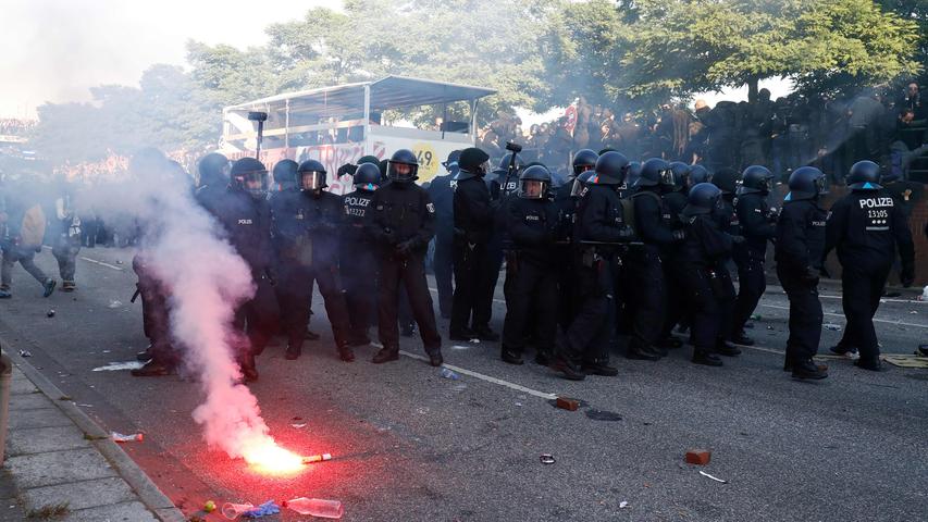Steine und Pyro bei Anti-G20-Demo: Polizei setzt Wasserwerfer ein