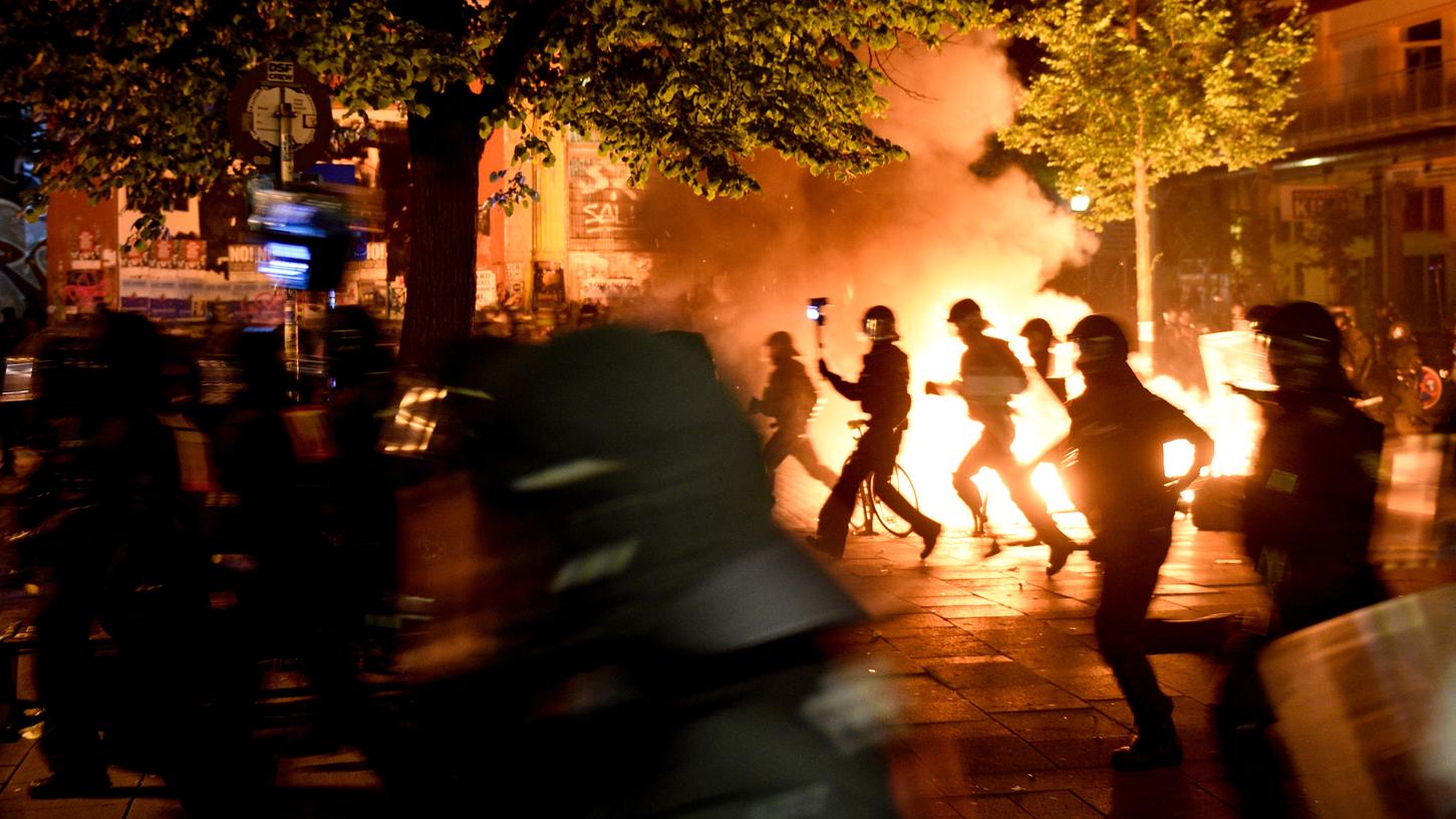 "Ganz Hamburg hasst die Polizei", so schallte es immer wieder durch die Straßen.