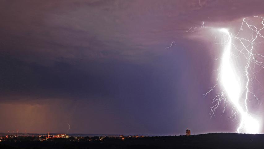 Blitzshow über Unterfranken: Spektakuläre Bilder aus Schweinfurt