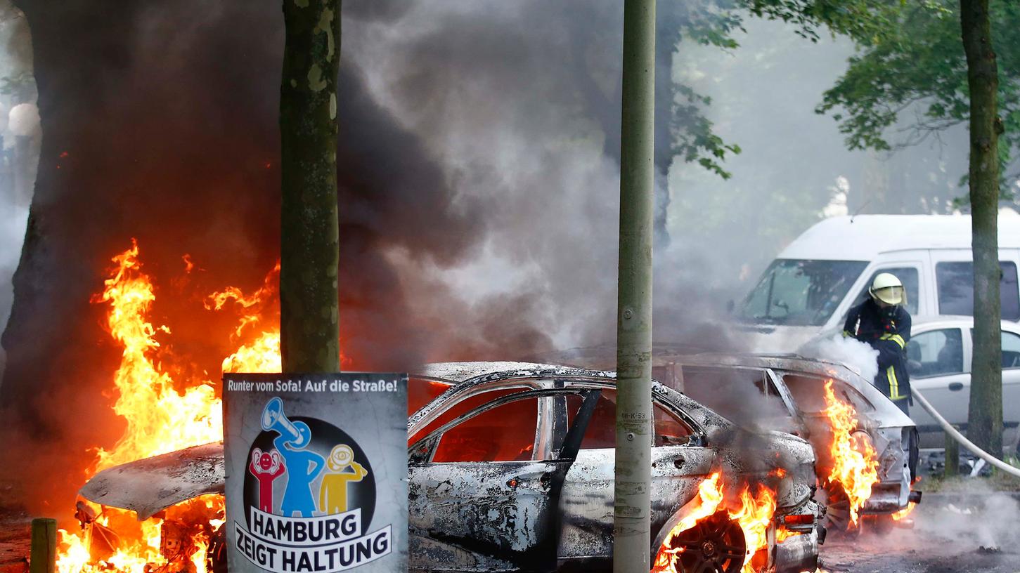 Brennende Autos auf dem G20-Gipfel: Die Polizei fahndet nun öffentlich nach Gewalttätern.