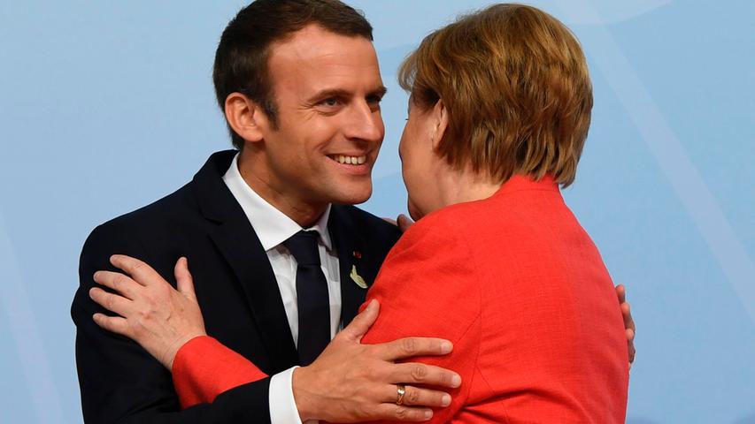 Erdogan, Putin, Trump - sie alle sind in diesen Tagen zu Gast beim G20-Gipfel in Hamburg. Bundeskanzlerin Angela Merkel begrüßte ihre Gäste am Freitag. Nicht von allen Teilnehmern bekam sie eine herzliche Begrüßung. Von Emmanuel Macron, dem neuen Staatspräsidenten Frankreichs, aber offenbar durchaus.