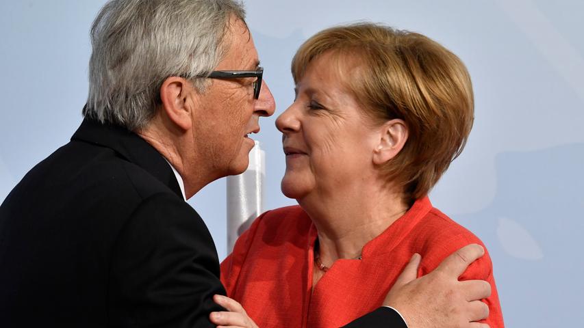Fast noch ein wenig inniger wirkt da die Begrüßung von EU-Kommissionspräsident Jean-Claude Juncker.