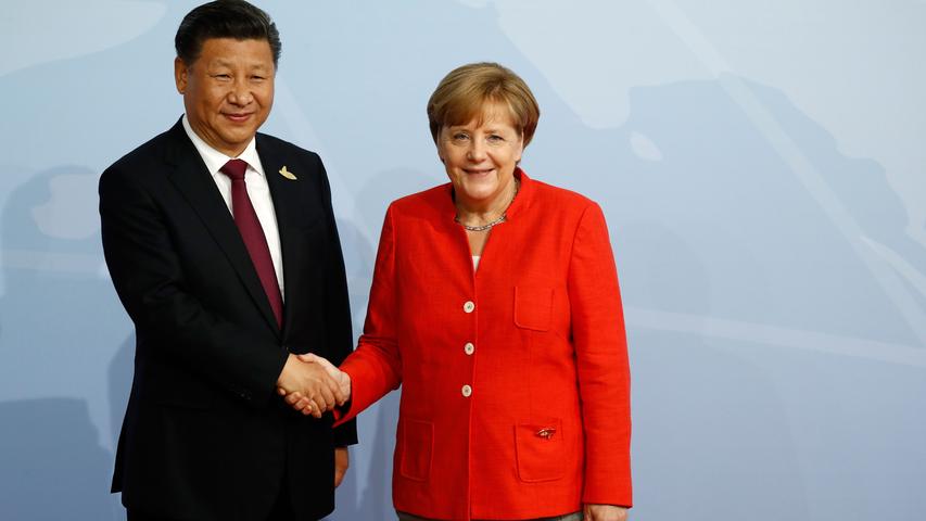 Professionell freundlich: Der Handschlag mit Xi Jinping, Präsident von China.