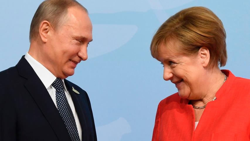 "Von unserer Wahl im Herbst lasst Ihr aber die Finger, gell?" Angesichts des Gesichtsausdrucks von Russlands Präsidenten Wladimir Putin muss sich Angela Merkel da wohl keine Sorgen machen.