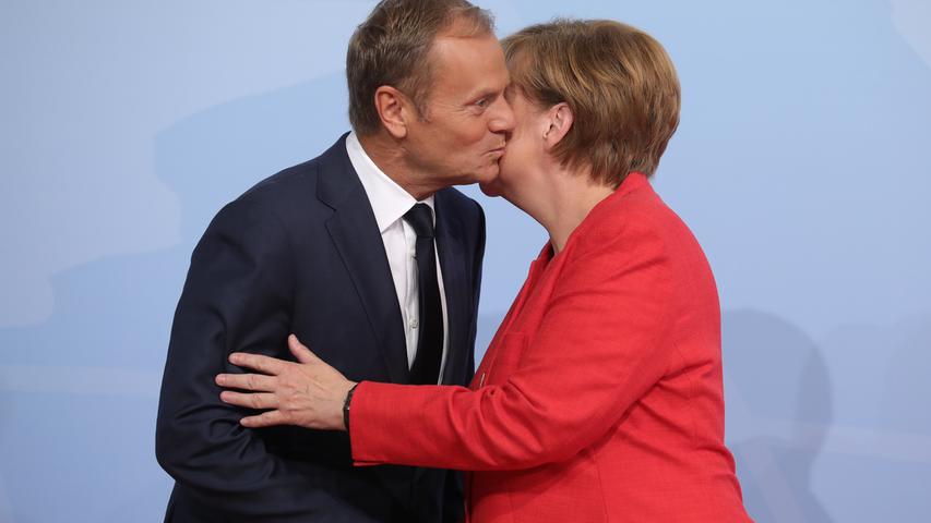 EU-Ratspräsident Donald Tusk hat sich für die Variante "sanfter Kuss auf die Wange" entschieden.