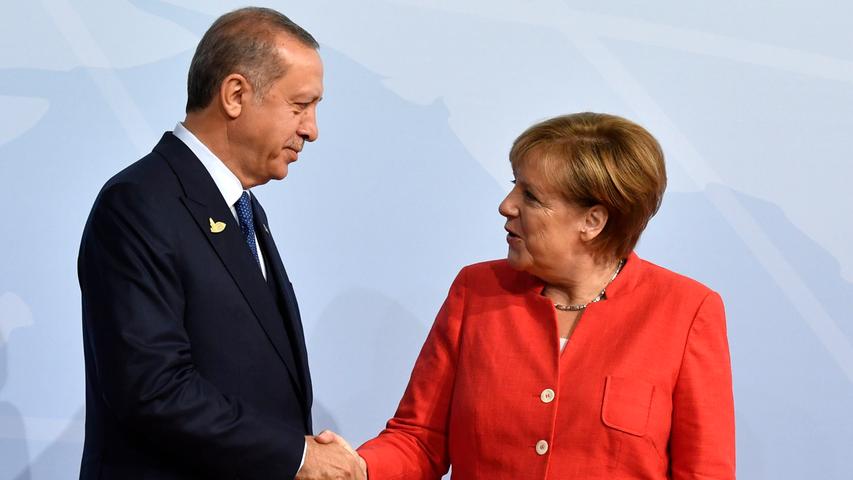 Die Deutung des Blickes des türkischen Präsidenten Recep Erdogan überlassen wir dagegen den politischen Experten.