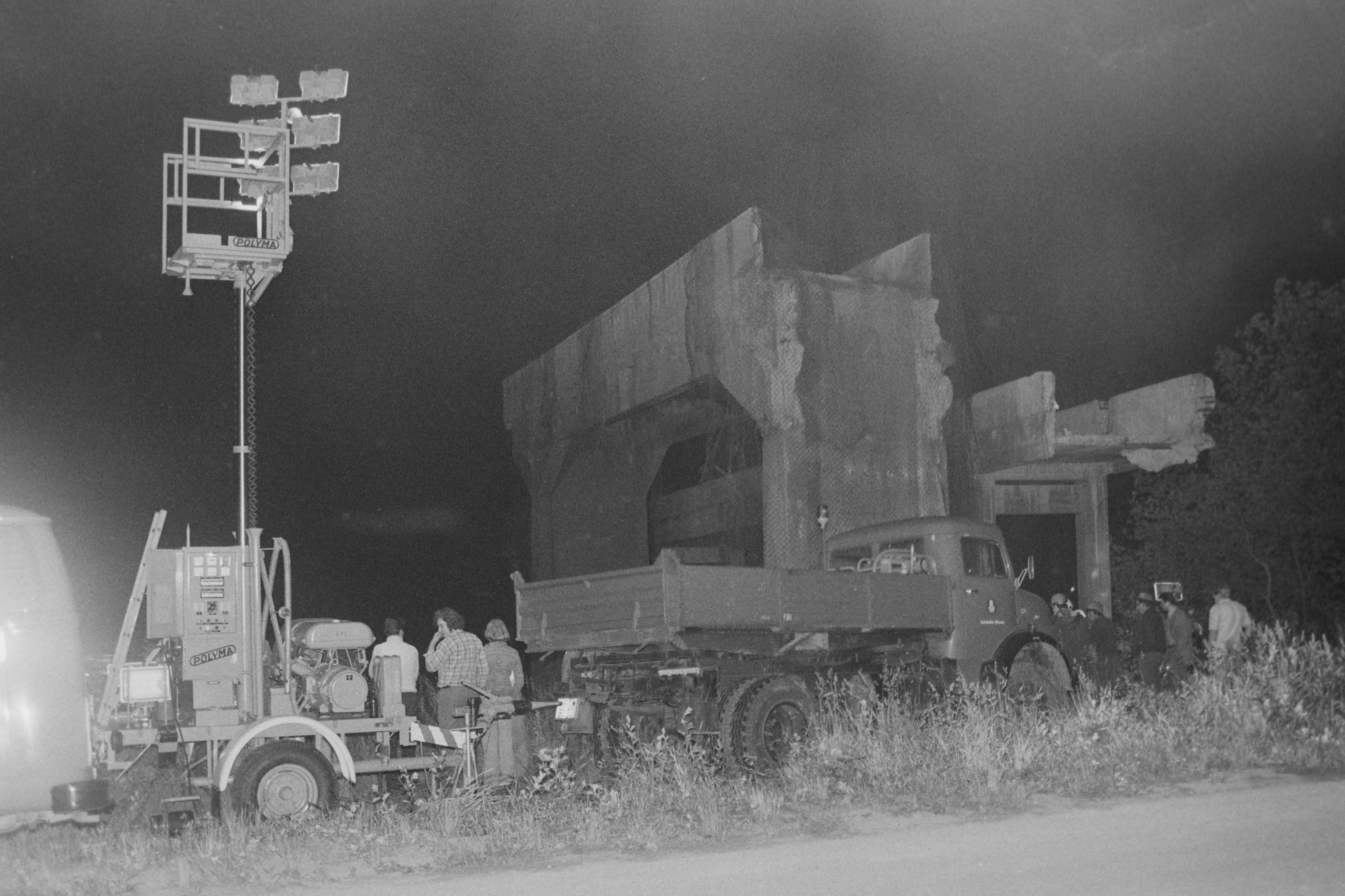 Zwei alte Förderbrücken des ehemaligen Pegnitzer Bergwerks „Kleiner Johannes“ werden als letzte größere Relikte des Bergbaus in Pegnitz auf diesem alten Foto endgültig beseitigt. Sprengmeister Heinrich Hack legte die beiden Ungetüme kurzerhand mit 32 Kilogramm Sprengstoff flach. Im Einsatz waren außerdem der Beleuchtungstrupp des THW und Bayerns größter fahrbarer Kran mit vollen 100 Tonnen Tragkraft und einem Ausleger von über 50 Metern Länge.