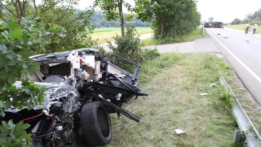 Klein-Lkw kracht in Gegenverkehr:  Fünfköpfige Familie verletzt